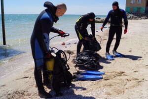 Раздевалки, части навесов и якоря: спасатели расчищают акваторию Азовского моря фото 5