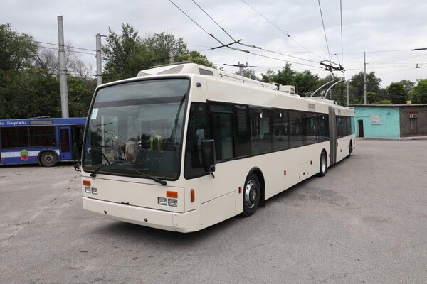 Еще один: в Запорожье приехал европейский троллейбус (фото) фото 8