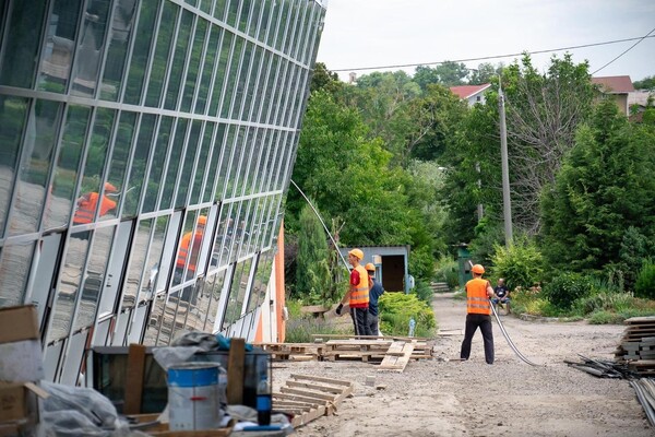 Единственная в Украине: в Запорожье продолжают строительство оранжереи фото 4