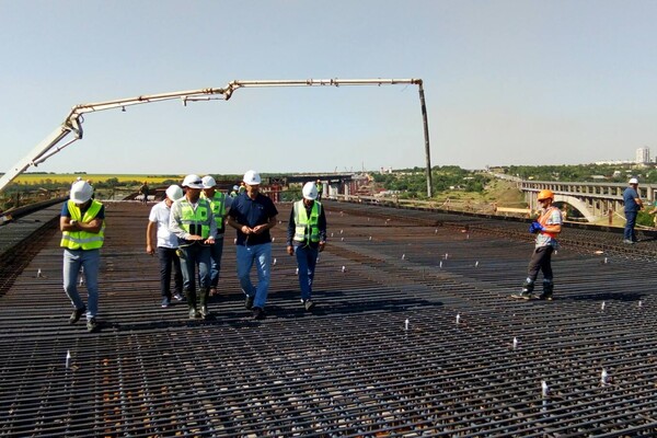 Принялись к монтажу: как проходит строительство запорожских мостов фото 2