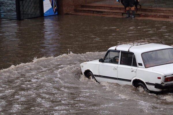 Четырехмесячная норма за ночь: Бердянск затопило после сильного ливня (фото) фото