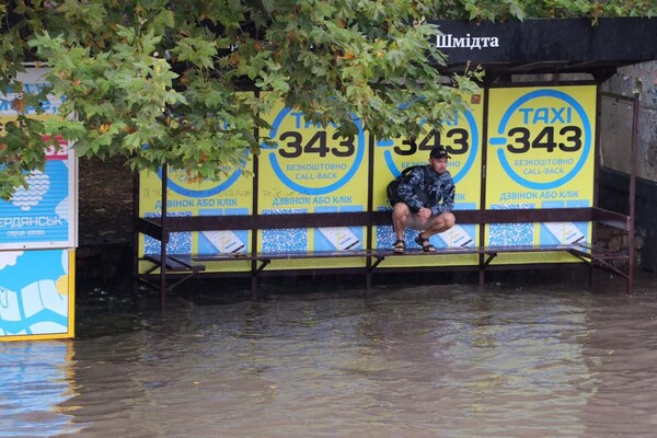 Четырехмесячная норма за ночь: Бердянск затопило после сильного ливня (фото) фото 5