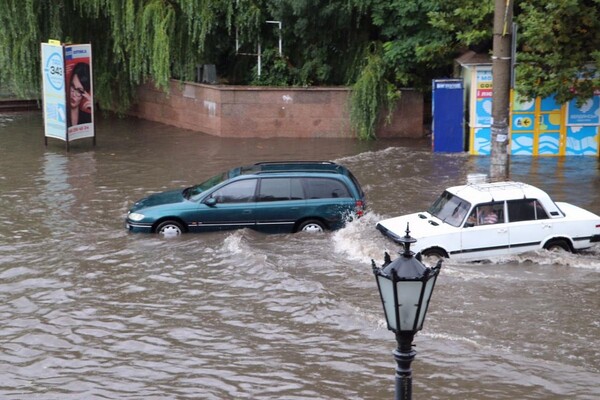 Четырехмесячная норма за ночь: Бердянск затопило после сильного ливня (фото) фото 7