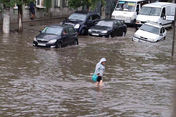 Четырехмесячная норма за ночь: Бердянск затопило после сильного ливня (фото) фото 15