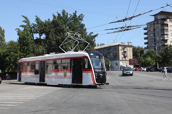 С новым дизайном: в Запорожье собрали обновленный трамвай фото