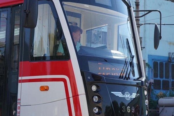С новым дизайном: в Запорожье собрали обновленный трамвай фото 2