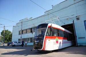 С новым дизайном: в Запорожье собрали обновленный трамвай фото 10