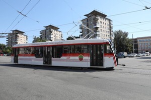 С новым дизайном: в Запорожье собрали обновленный трамвай фото 16