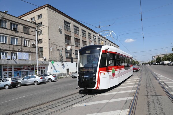 С новым дизайном: в Запорожье собрали обновленный трамвай фото 19