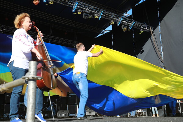 Молодежный флешмоб и геликоптер с флагом: как отмечают День независимости на Хортице фото