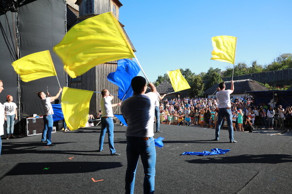 Молодежный флешмоб и геликоптер с флагом: как отмечают День независимости на Хортице фото 13