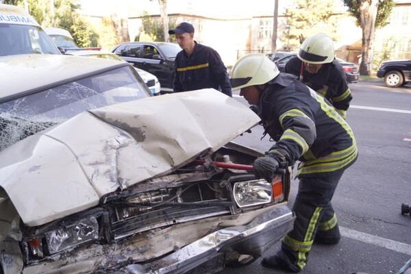 Серьезное ДТП: на Украинской столкнулись три машины (фото) фото 1