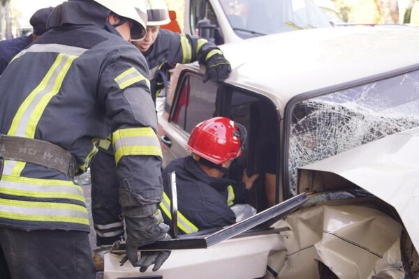 Серьезное ДТП: на Украинской столкнулись три машины (фото) фото 4