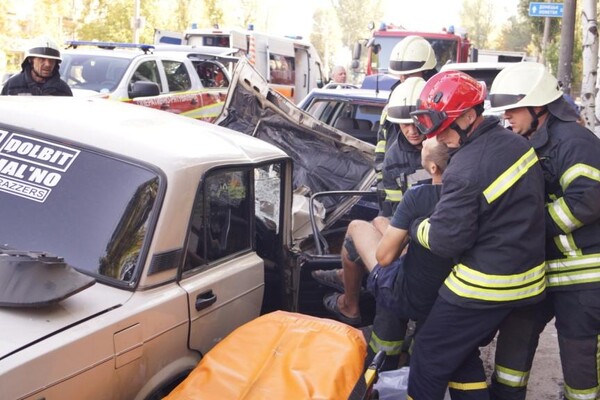 Серьезное ДТП: на Украинской столкнулись три машины (фото) фото 7
