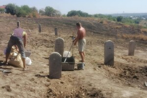 Старые плиты и надгробия: в Запорожье восстанавливают еврейское кладбище фото 6
