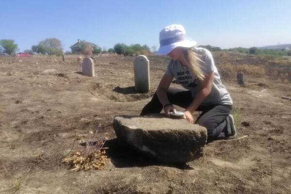 Старые плиты и надгробия: в Запорожье восстанавливают еврейское кладбище фото 8
