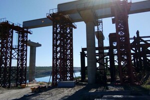Работают днем и ночью: как продвигается строительство мостов через Днепр фото