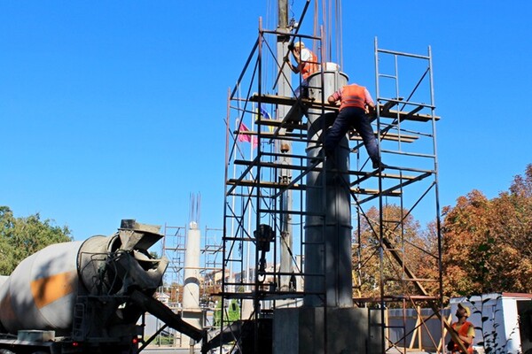Будет даже лучше: как ремонтируют колонны на Аллее Трудовой Славы фото