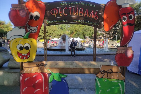 С песнями и танцами: в Запорожье прошел фестиваль консервации фото 17