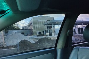 У дороги перед плотиной ДнепроГЭС снесли здание: что строят фото 2