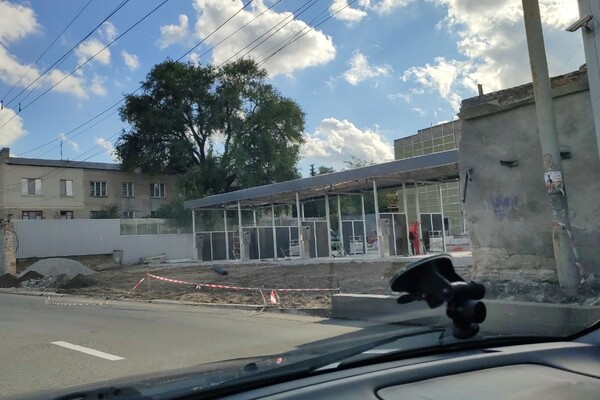 У дороги перед плотиной ДнепроГЭС снесли здание: что строят фото 1