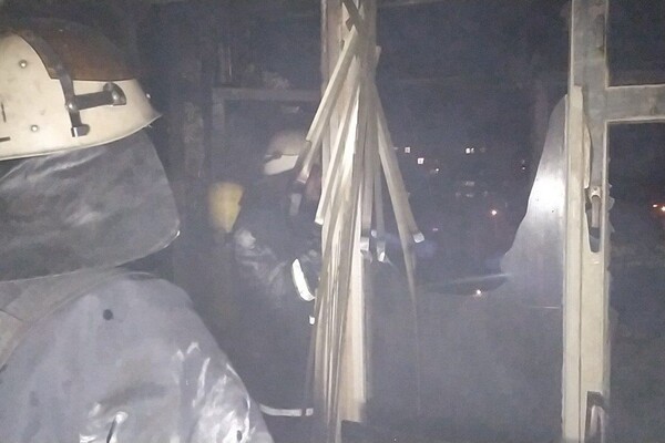 Масштабный пожар на Бабурке: пожарные спасли два десятка жильцов (фото) фото 5
