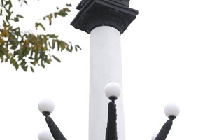 На полтора метра выше: на Аллее Трудовой Славы завершают реконструкцию колонн фото 1