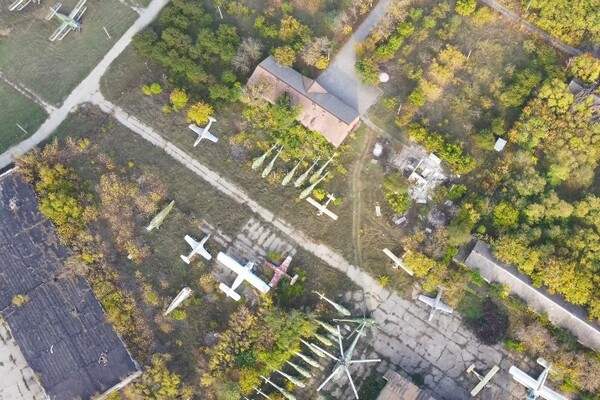 Необычное место: как выглядит &quot;кладбище&quot; самолетов под Запорожьем (видео) фото 10