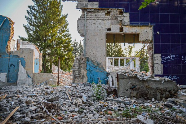 Разбирают по кирпичам: на Правом берегу здание ДК превратилось в руины фото