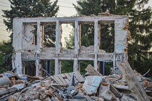 Разбирают по кирпичам: на Правом берегу здание ДК превратилось в руины фото 1