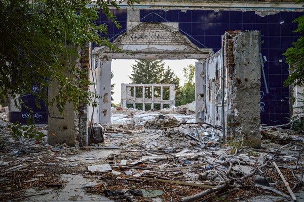 Разбирают по кирпичам: на Правом берегу здание ДК превратилось в руины фото 2