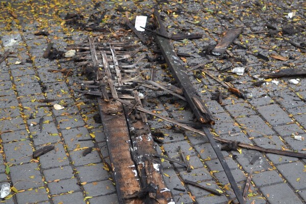 Очередное разрушение: в центре Одессы обвалился карниз старинного здания фото 2