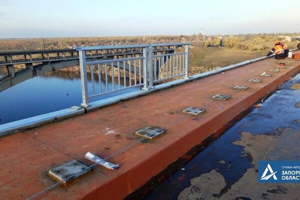 Еще немного: на запорожском мосту устанавливают перила фото 2