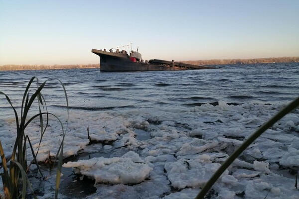 Шел третий день: что сейчас с затонувшей баржей возле Запорожья фото