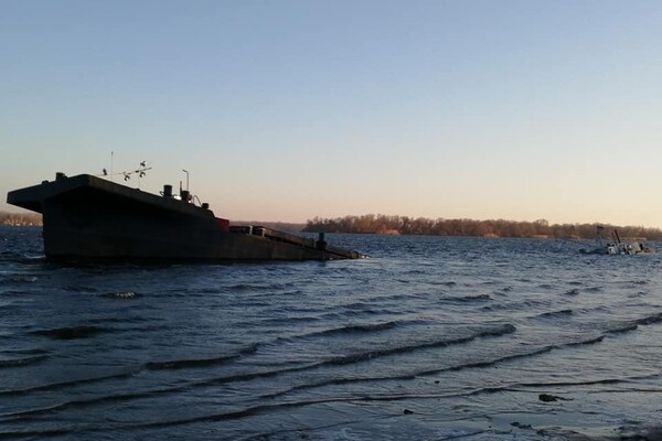 Шел третий день: что сейчас с затонувшей баржей возле Запорожья фото 2