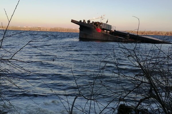 Шел третий день: что сейчас с затонувшей баржей возле Запорожья фото 4