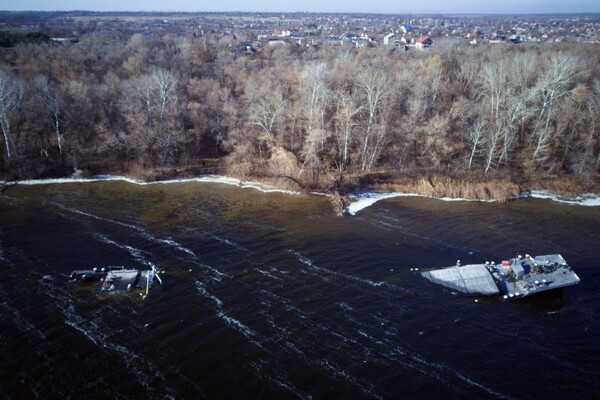 Посмотрите с высоты: как выглядит затонувшая около Запорожья баржа (фото, видео) фото 1