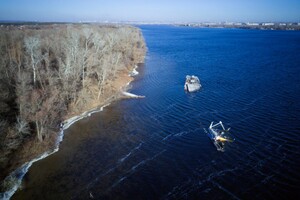 Посмотрите с высоты: как выглядит затонувшая около Запорожья баржа (фото, видео) фото 2