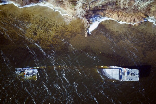 Посмотрите с высоты: как выглядит затонувшая около Запорожья баржа (фото, видео) фото 3