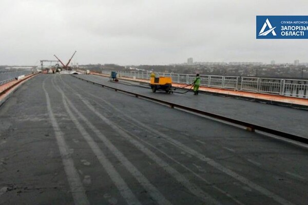 Ждали этого 16 лет: на запорожском мосту укладывают асфальт фото