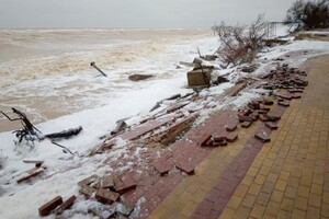 Затопленные базы и разрушенная набережная: что натворил шторм в Кирилловке фото
