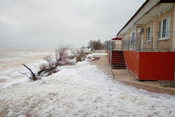 Затопленные базы и разрушенная набережная: что натворил шторм в Кирилловке фото 2