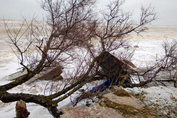 Затопленные базы и разрушенная набережная: что натворил шторм в Кирилловке фото 3