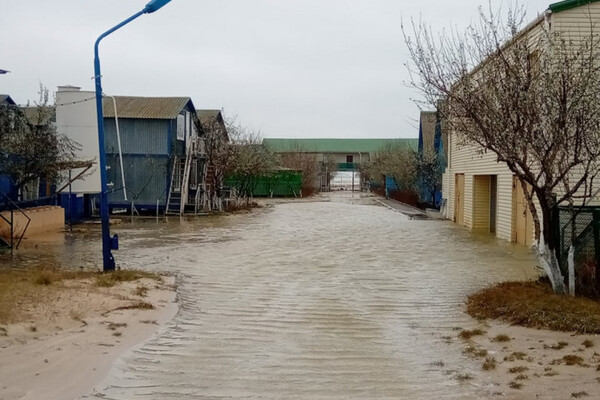 Затопленные базы и разрушенная набережная: что натворил шторм в Кирилловке фото 4