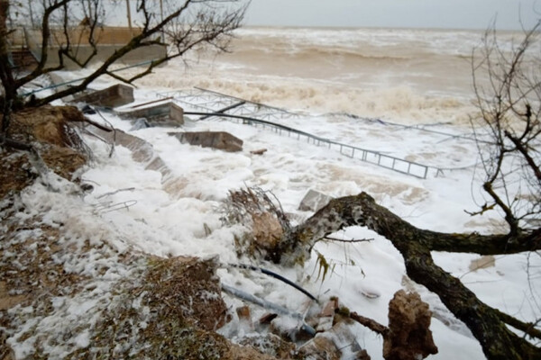 Затопленные базы и разрушенная набережная: что натворил шторм в Кирилловке фото 8