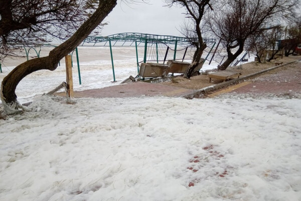 Затопленные базы и разрушенная набережная: что натворил шторм в Кирилловке фото 9