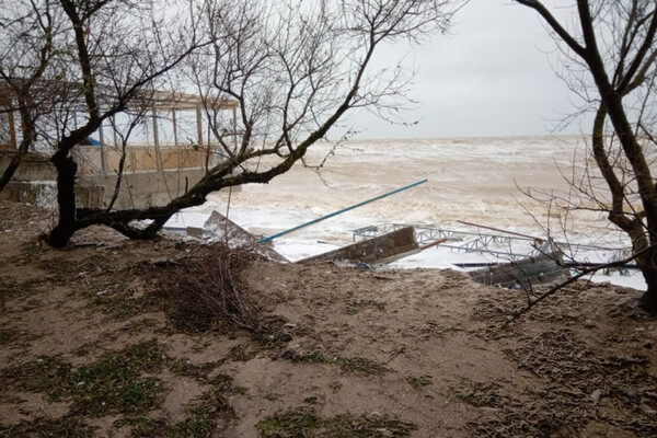 Затопленные базы и разрушенная набережная: что натворил шторм в Кирилловке фото 12