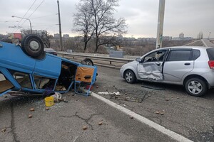 ДТП на дамбе: что с пострадавшим из перевернувшейся машины фото 1