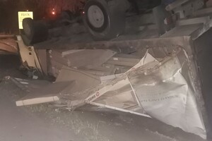 На Хортице перевернулся грузовик: водителя забрали в больницу фото