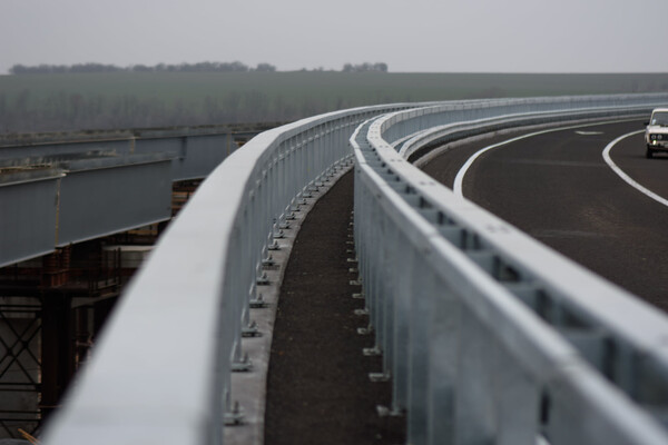 Пользуется спросом: на запорожском мосту кипит жизнь (фото) фото